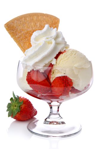 Strawberries & Cream 8oz Single Wick Candle